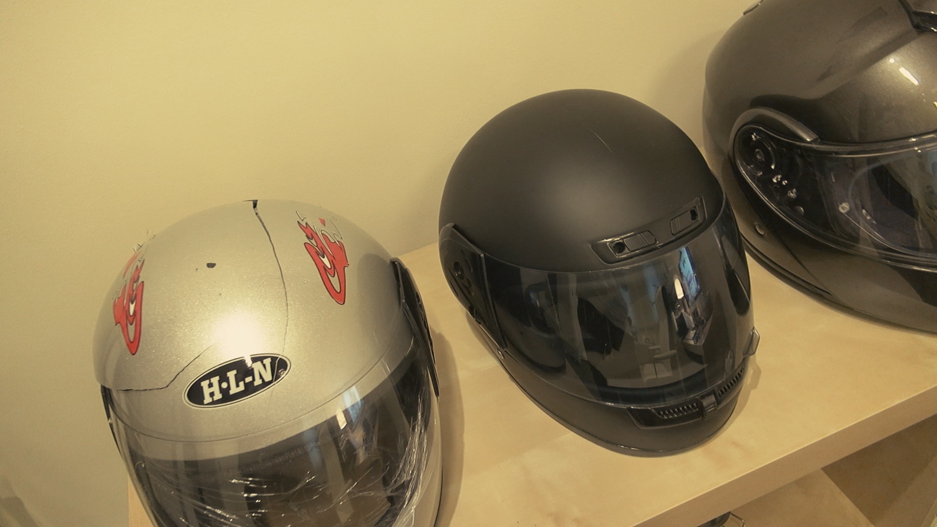 Kaski „motocyklowe” za 18 zł sprzedają się jak świeże bułeczki. Pokaż, że nie masz problemów z głową…
