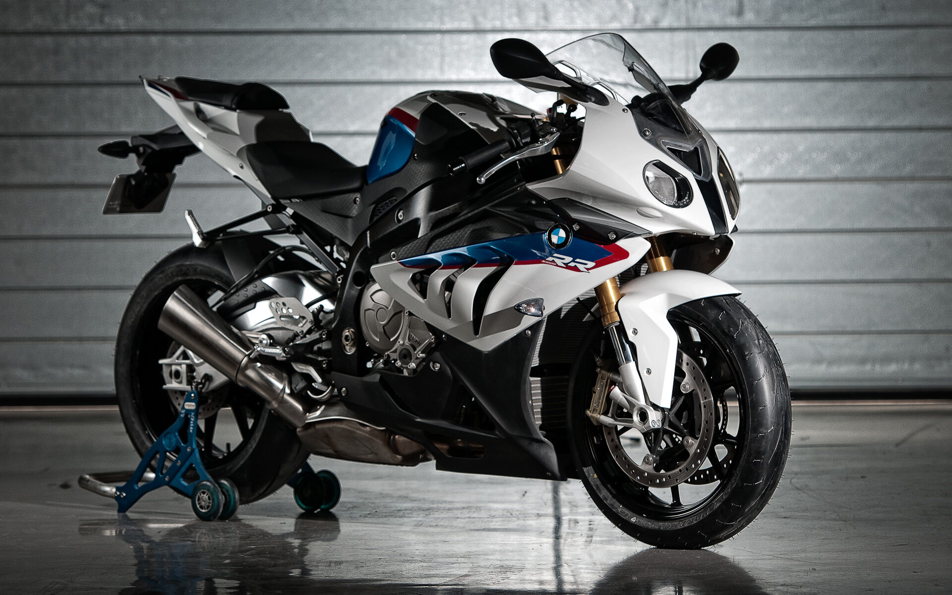 BMW S1000RR – sportowe monstrum z Bawarii. Bezkompromisowy ścigacz