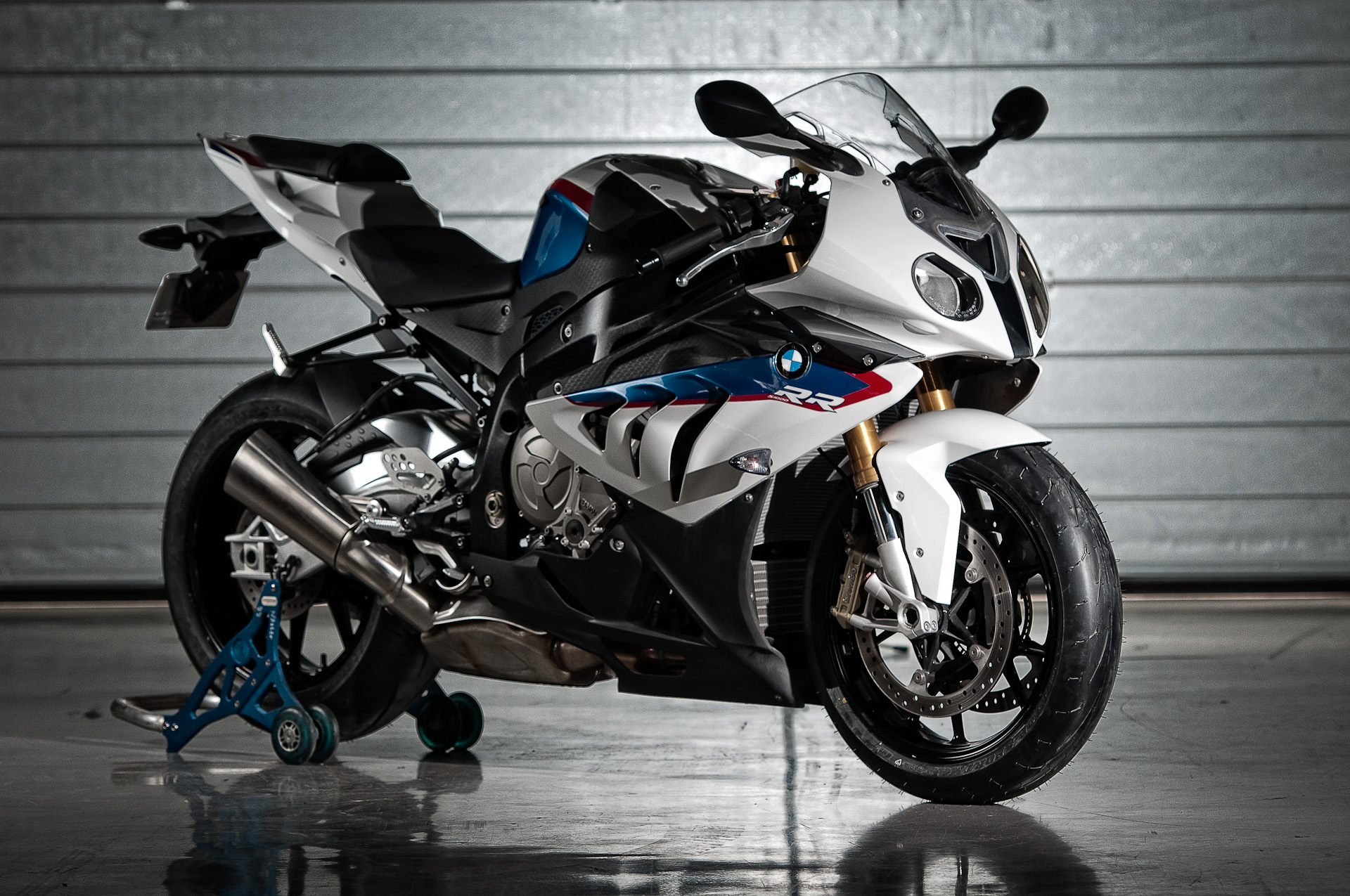 BMW S1000RR – sportowe monstrum z Bawarii. Bezkompromisowy ścigacz