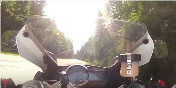 Kamień na drodze przy 278 km/h – zobacz efekt na wideo