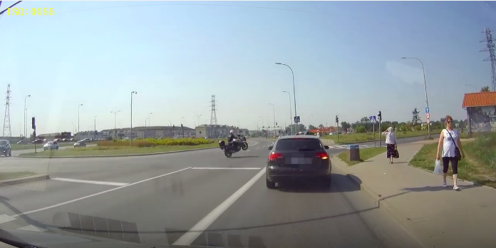 Policyjną Hondą CBF 1000 na gumę – zobacz wideo