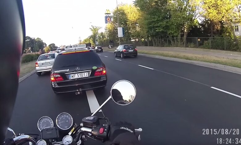 Jazda motocyklem w korku a przepisy: Uwaga na złośliwych „szeryfów”