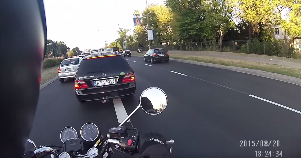 Jazda motocyklem w korku a przepisy: Uwaga na złośliwych „szeryfów”