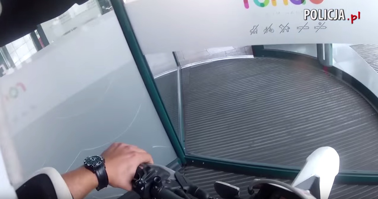 Jeździł motocyklem po chodnikach i galeriach handlowych. 19-latek stracił prawo jazdy