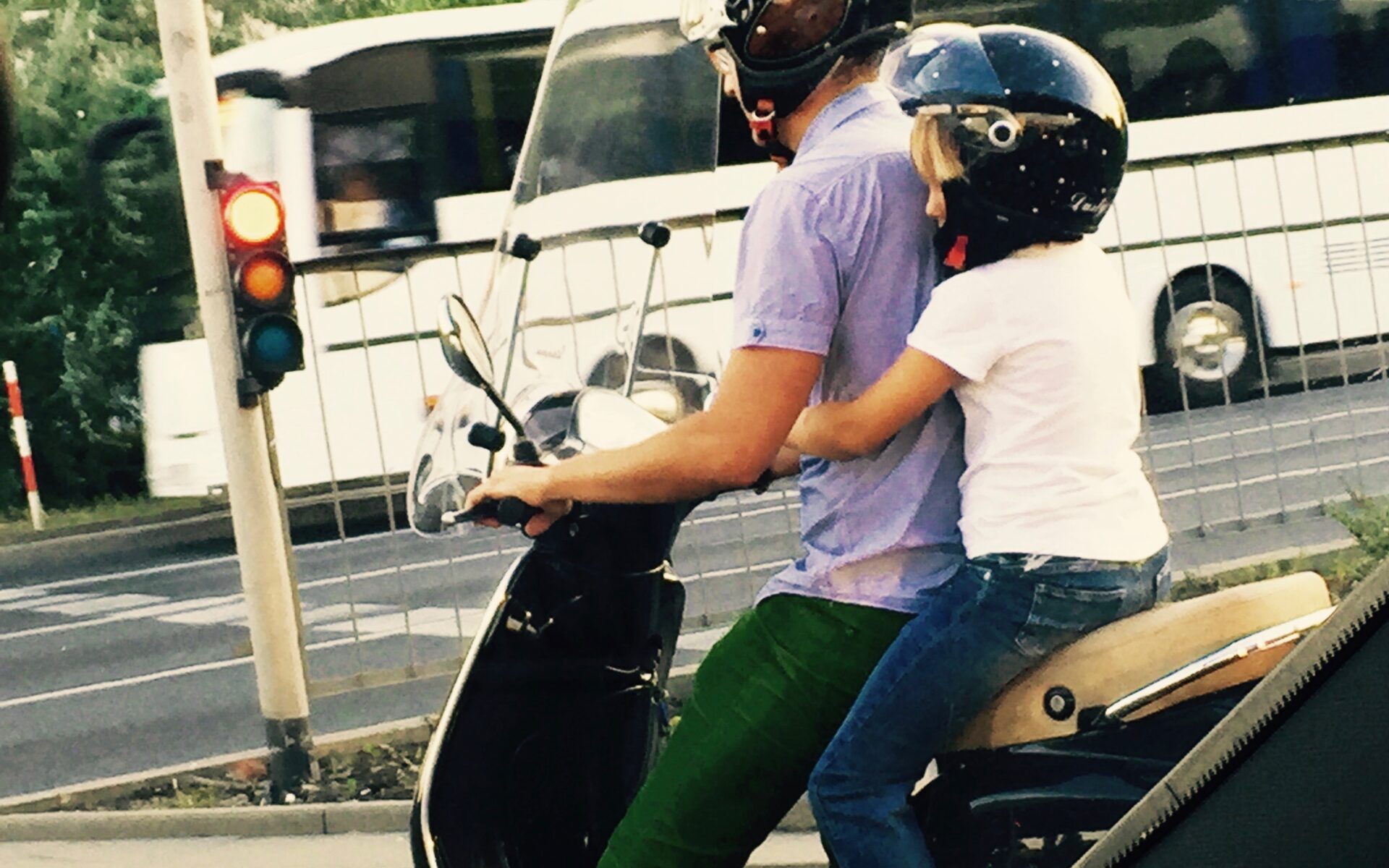 Przewożenie dziecka na motocyklu lub skuterze a przepisy. Dozwolone czy zabronione?