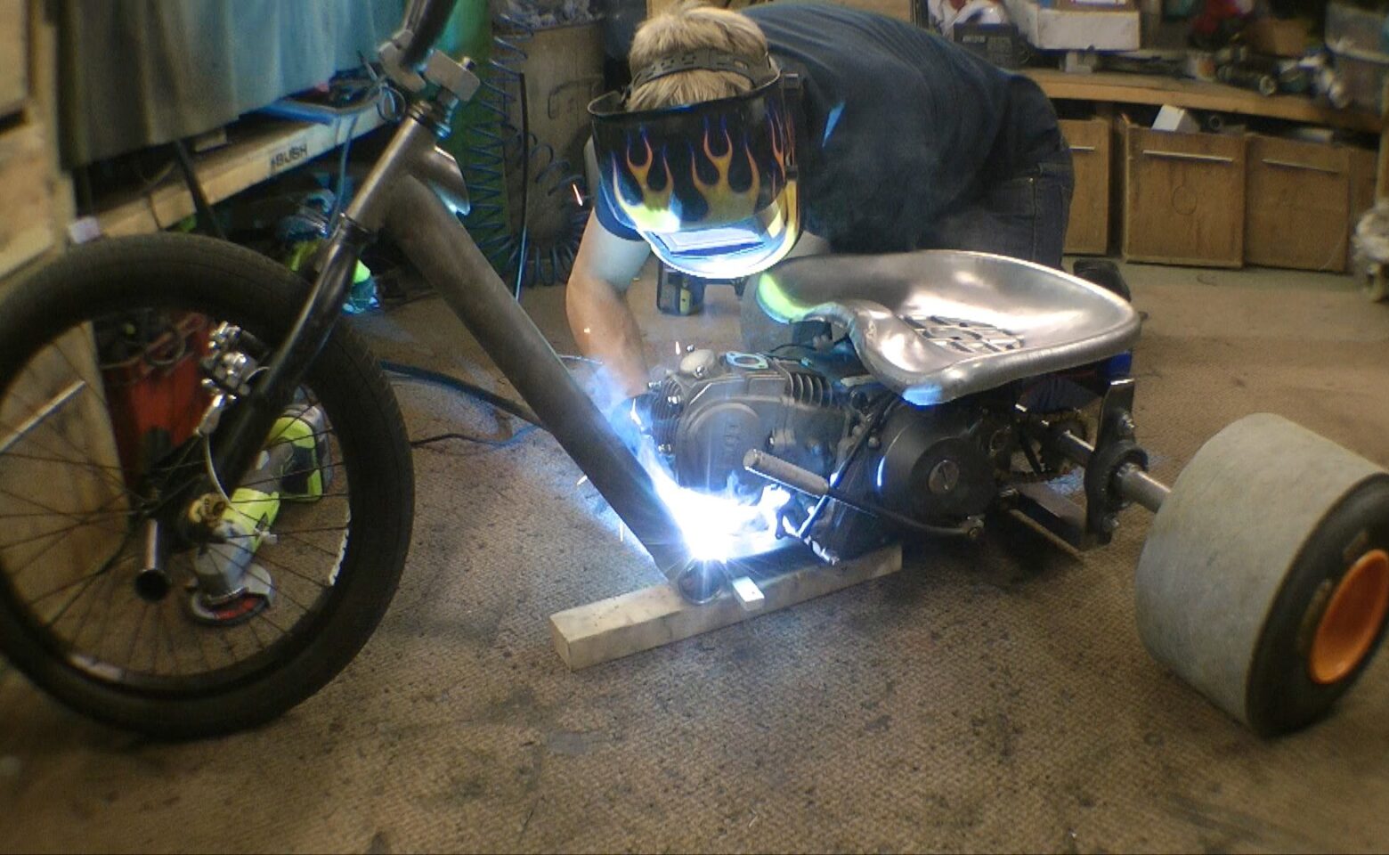 Trójkołowiec 125 ccm: Genialna drifterska maszyna Colina Furze