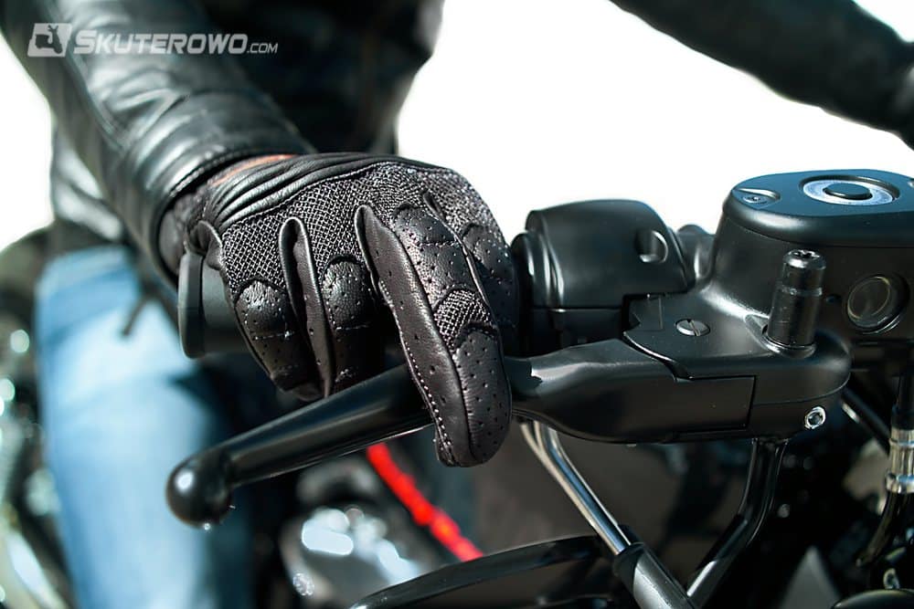 System CBS: Kombinowany układ hamulcowy w motocyklu. Co to jest i jak działa?