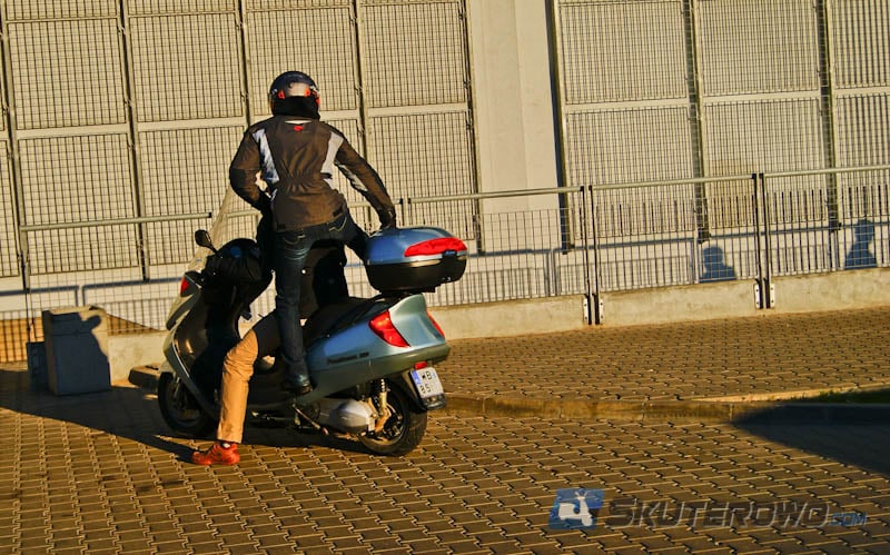 Przewożenie pasażera na motocyklu: Jak się przygotować do jazdy z plecaczkiem?