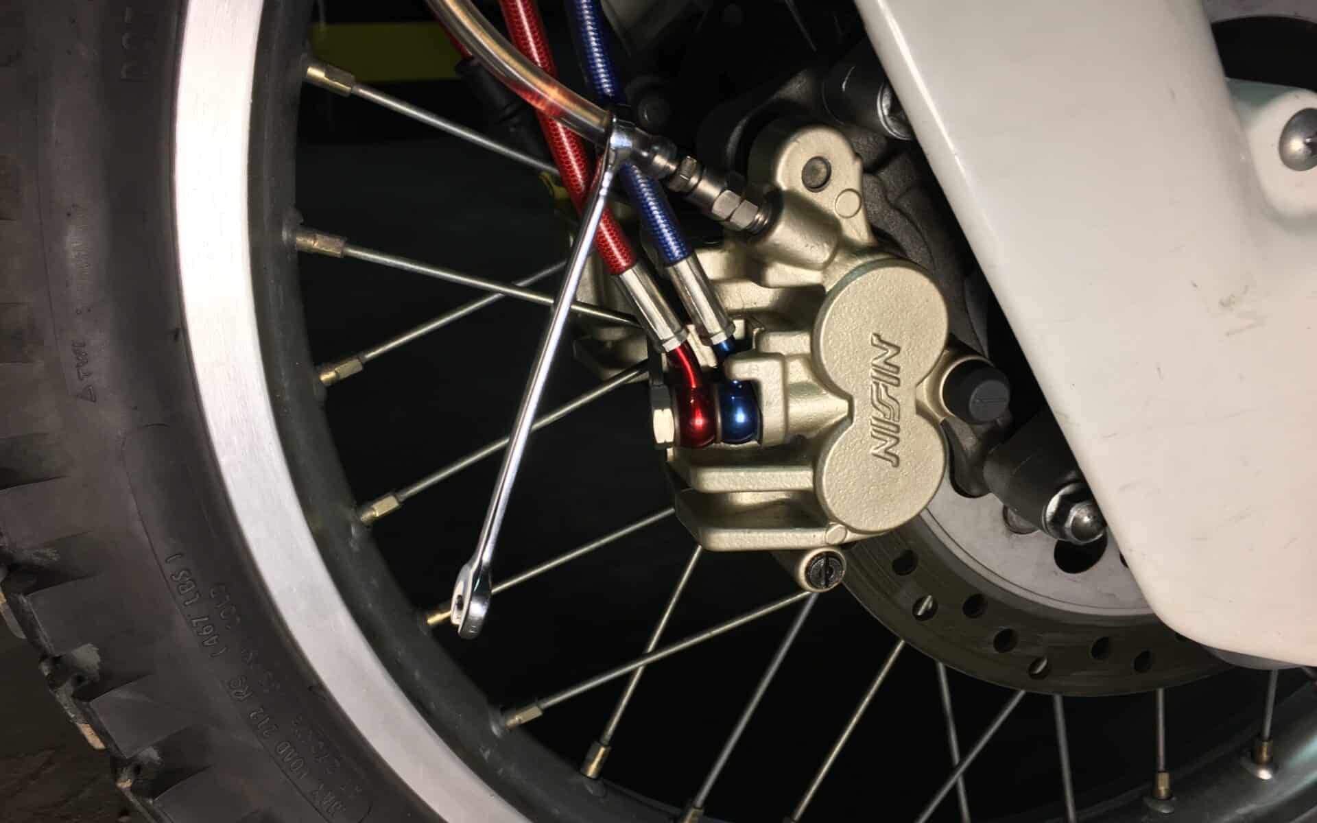 Wymiana płynu hamulcowego w motocyklu i motorowerze: Krok po kroku
