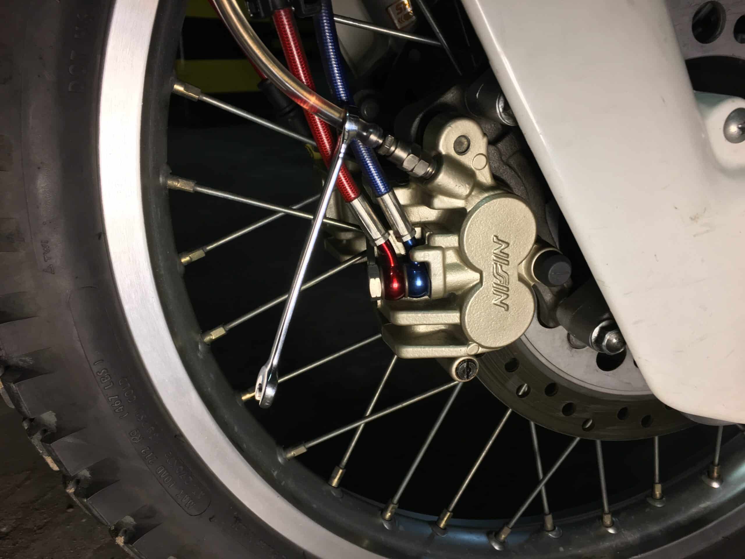 Wymiana płynu hamulcowego w motocyklu i motorowerze: Krok po kroku