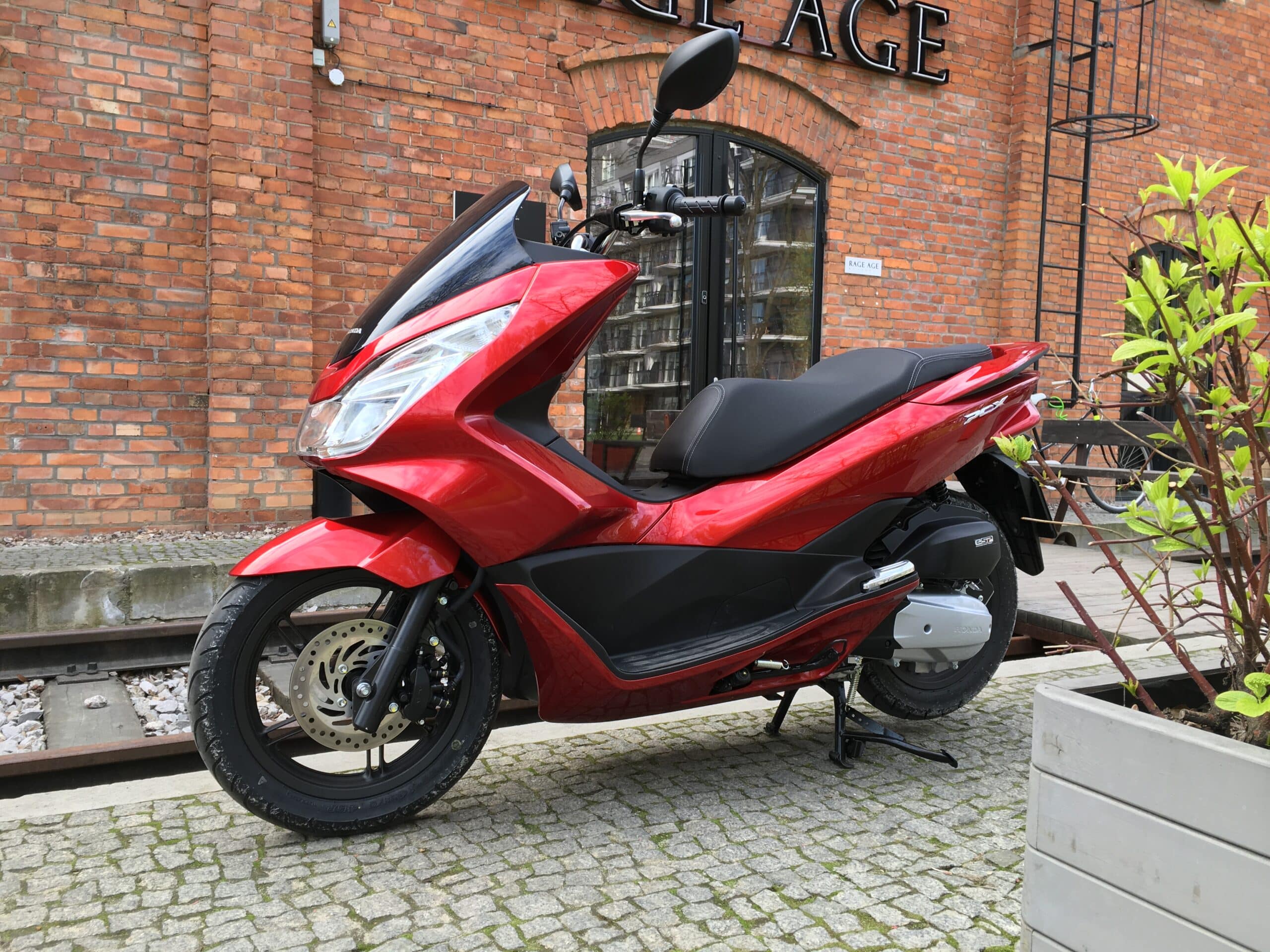 Test nowej Hondy PCX 125 #1: Zaskakujący system start/stop