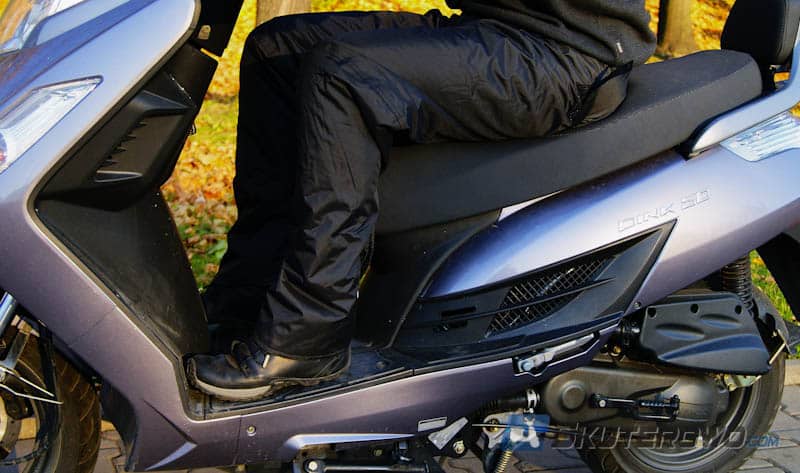 Technika jazdy motocyklem i skuterem w korku: Wciągnij podwozie
