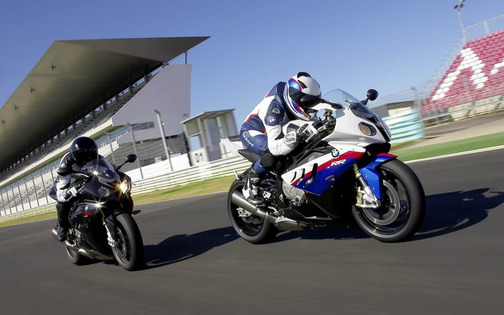 BMW S 1000 RR: Za co świat pokochał niemieckiego ścigacza?