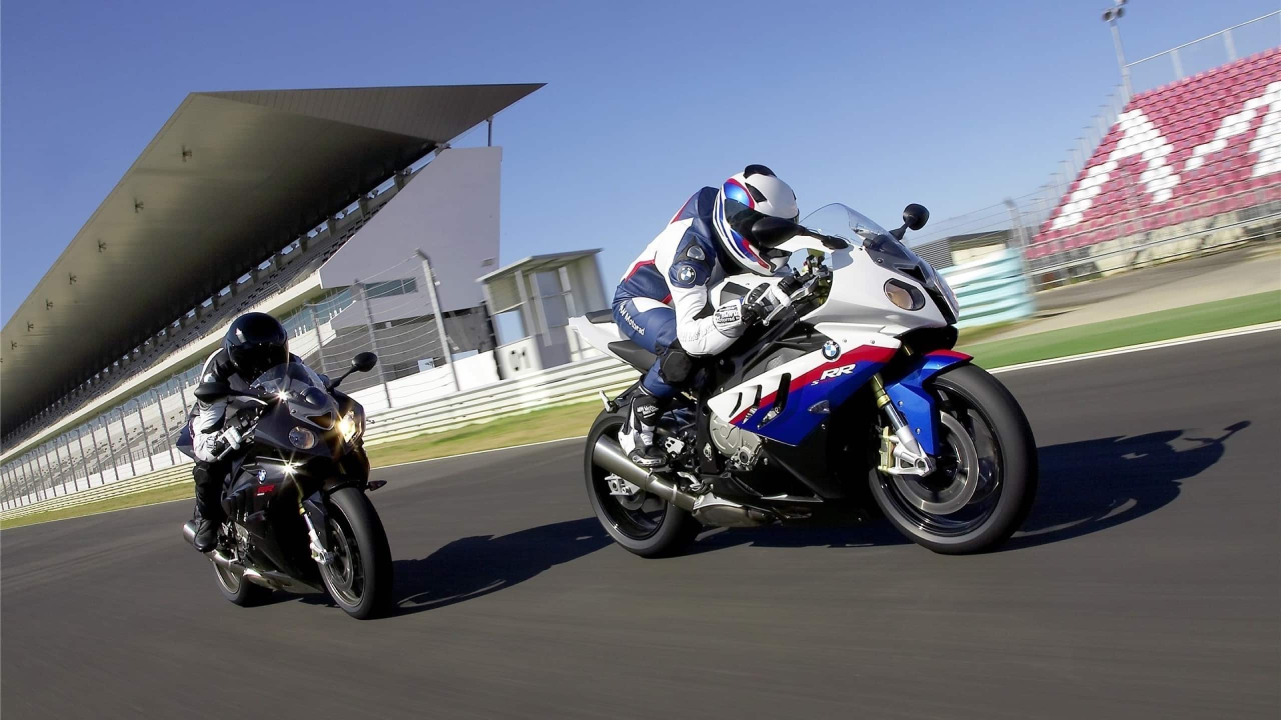 BMW S 1000 RR: Za co świat pokochał niemieckiego ścigacza?