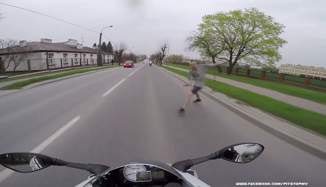 Idiotów nie brakuje – próba samobójstwa pod kołami motocykla BMW S1000RR