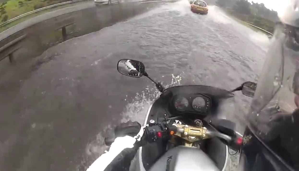 Motocyklowa amfibia, czyli jak Kawasaki ER-6F pokonuje przeszkody wodne