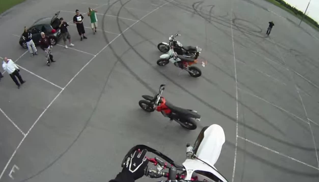 Co skacze lepiej? Supermoto czy motocykl typu custom?