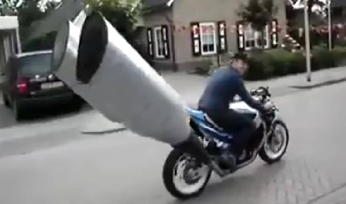 Głośne motocyklowe wydechy ratują życie, dlatego zbudowałem takie kominy