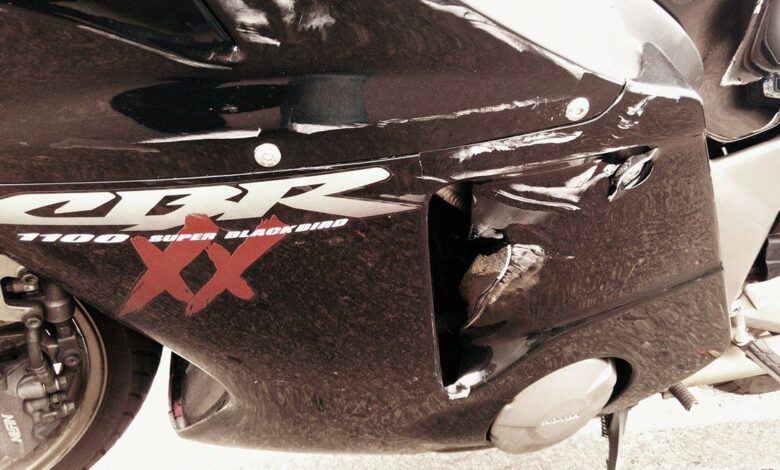 Jazda motocyklem i otwarte drzwi w korku – jak uniknąć najgorszego