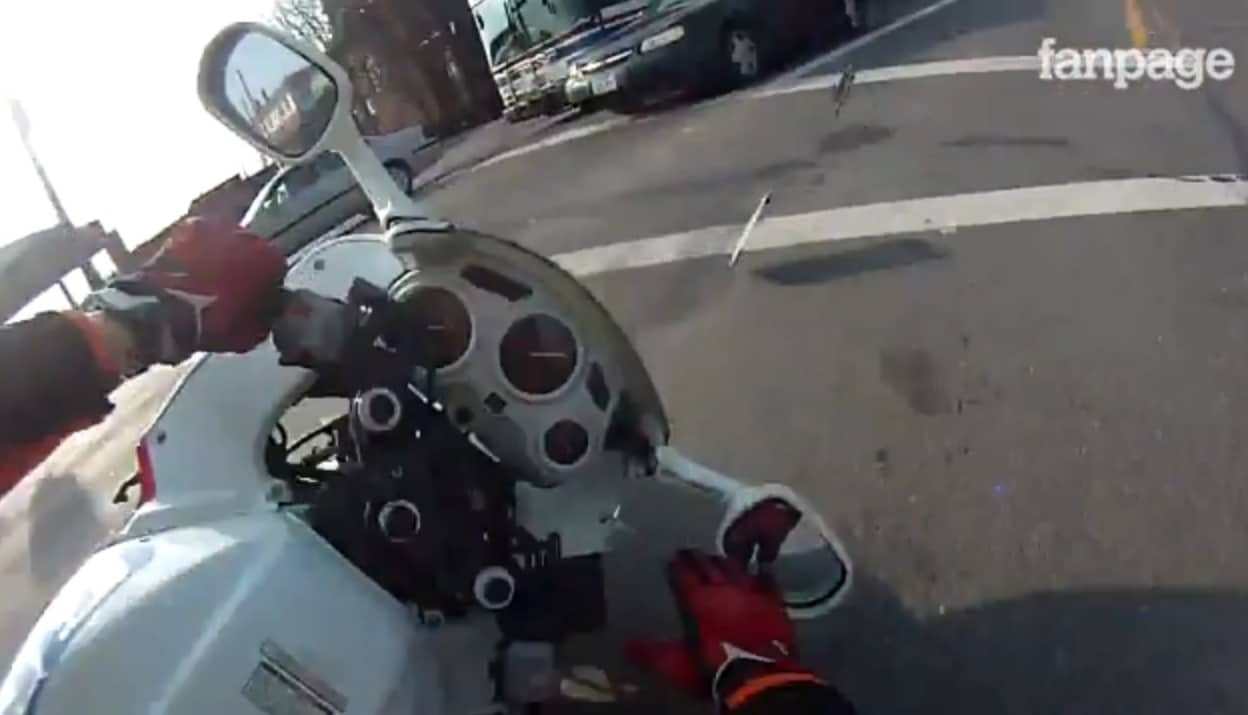 Klasyczna Honda CBR 600 F1 i dzwon na skrzyżowaniu