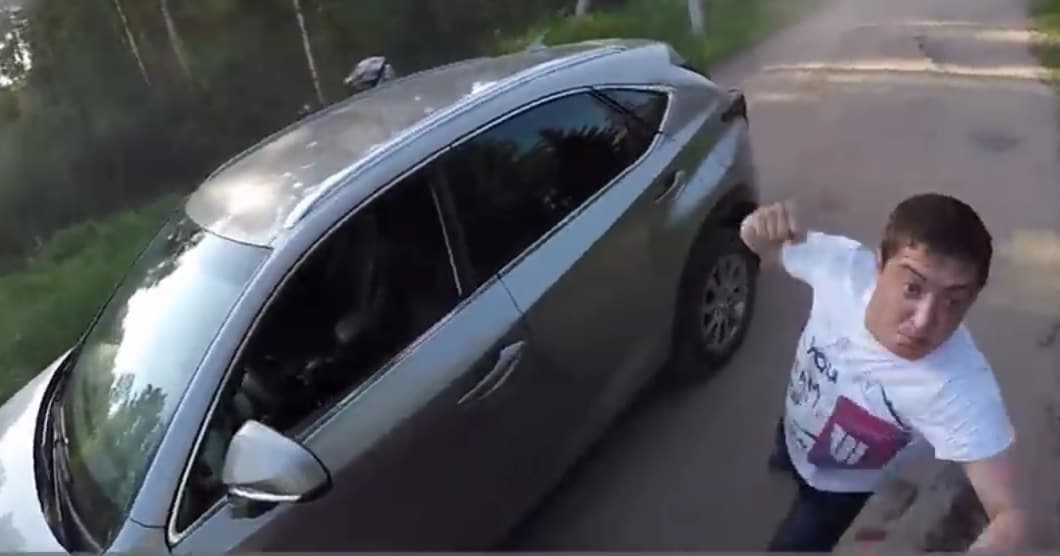 Krewki kierowca auta trafia na krzepkiego motocyklistę