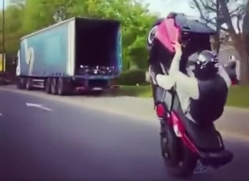 Uliczny stunt na maxi skuterze