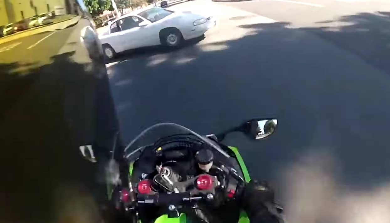 Zderzenie motocykla z samochodem przy prędkości 80+