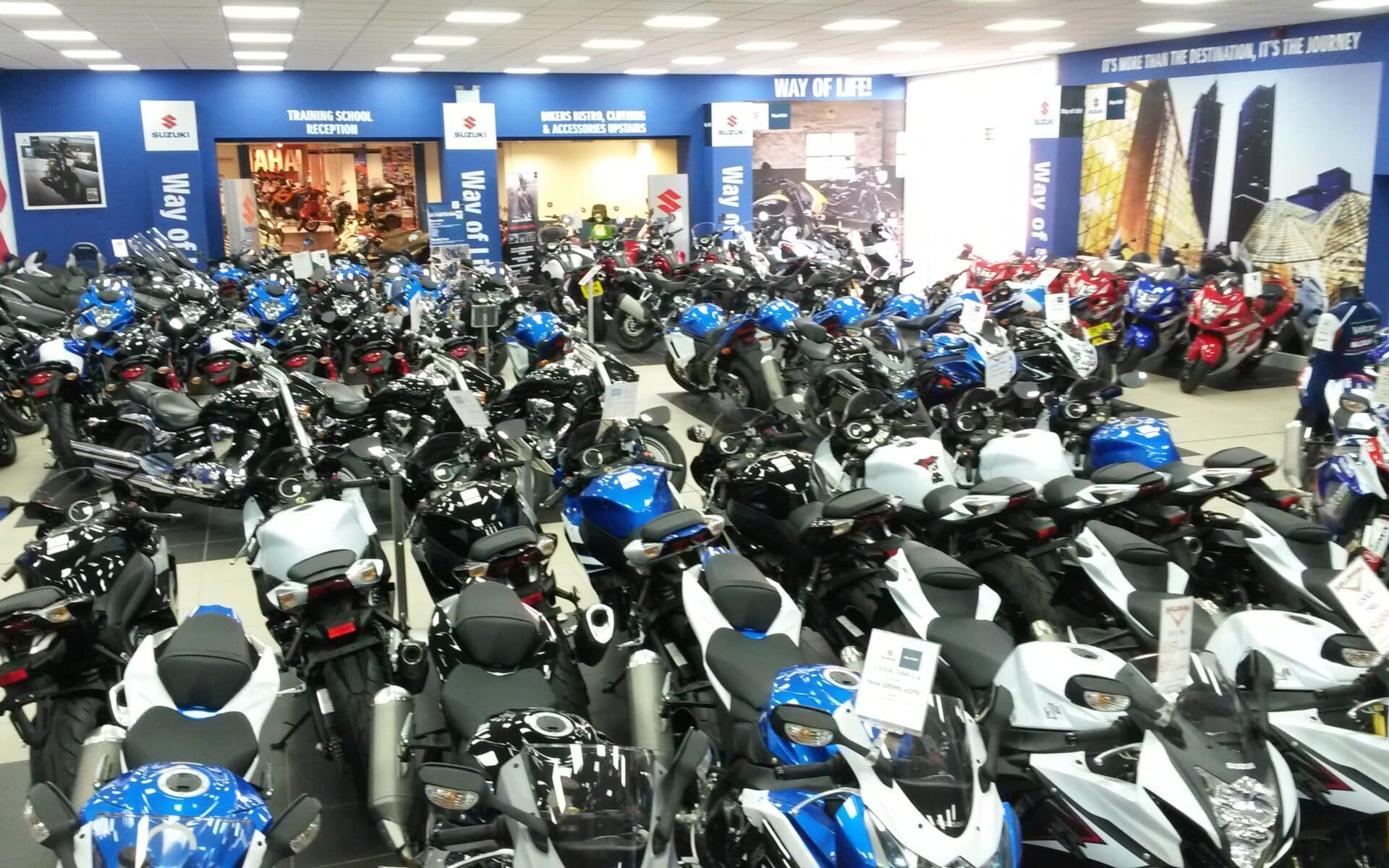 Gdzie kupić akcesoria motocyklowe, czyli przymierzę w salonie, a kupię w necie