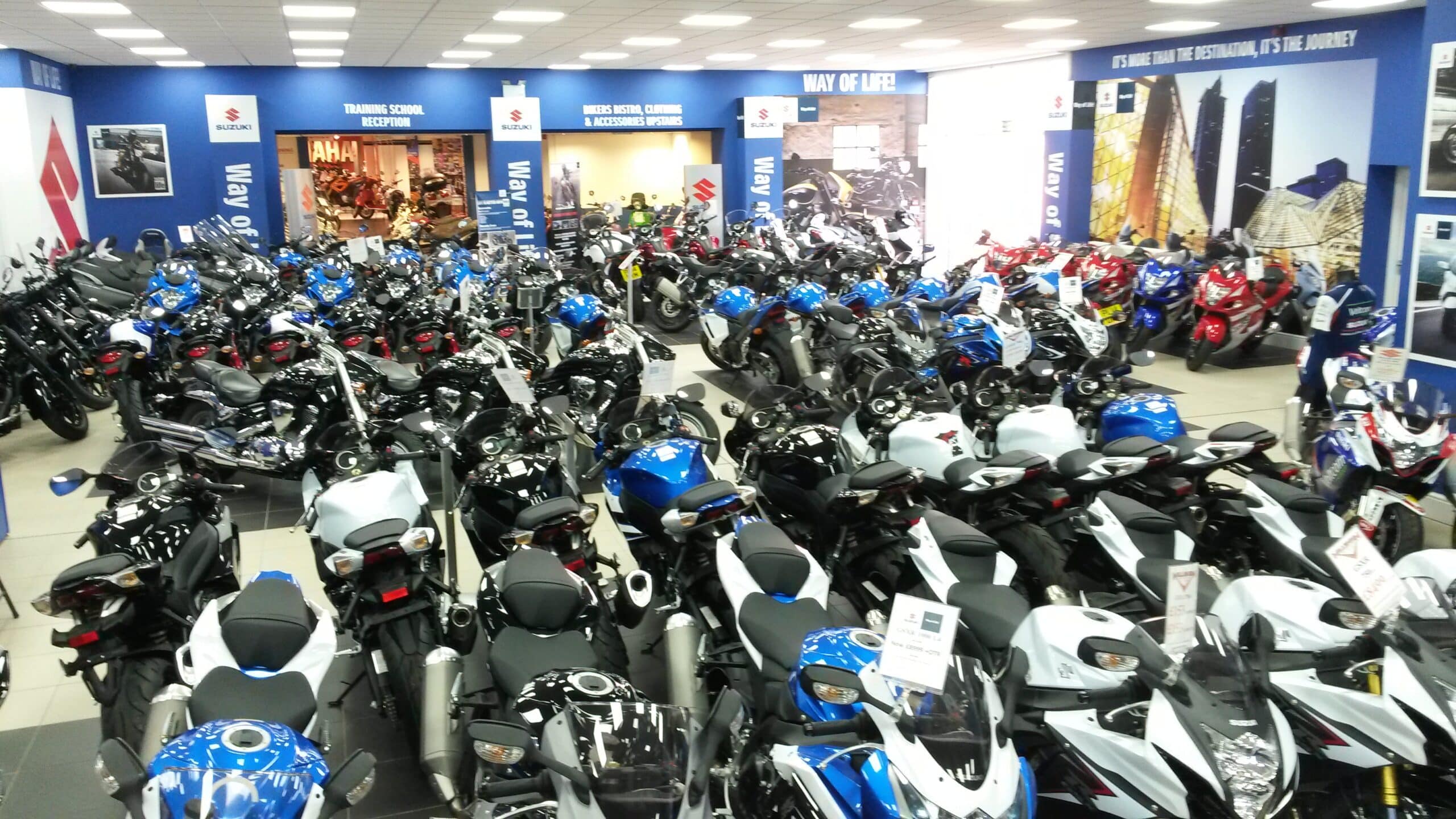Gdzie kupić akcesoria motocyklowe, czyli przymierzę w salonie, a kupię w necie