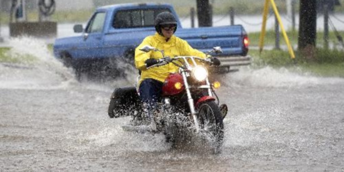 Jak jeździć motocyklem w deszczu: Po mokrym też może być bezpiecznie