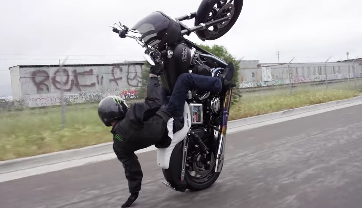Harley Davidson stunt – ci goście potrafią jeździć