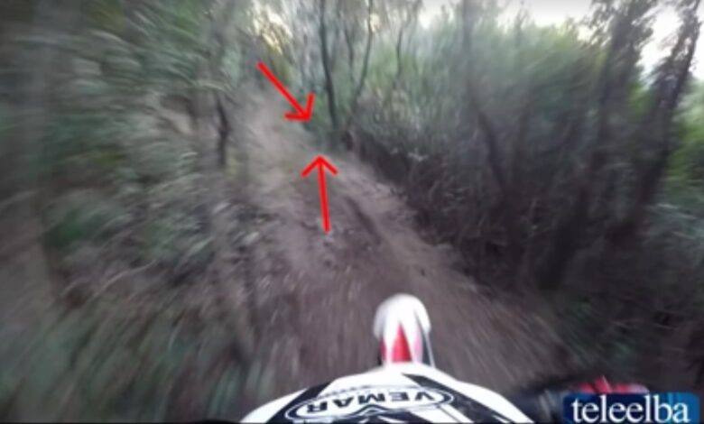 Linka w lesie: Śmiertelnie niebezpieczna przejażdżka motocyklem enduro