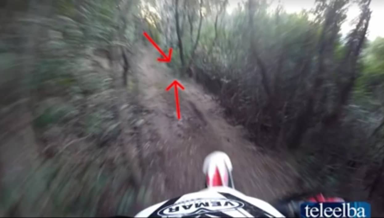 Linka w lesie: Śmiertelnie niebezpieczna przejażdżka motocyklem enduro