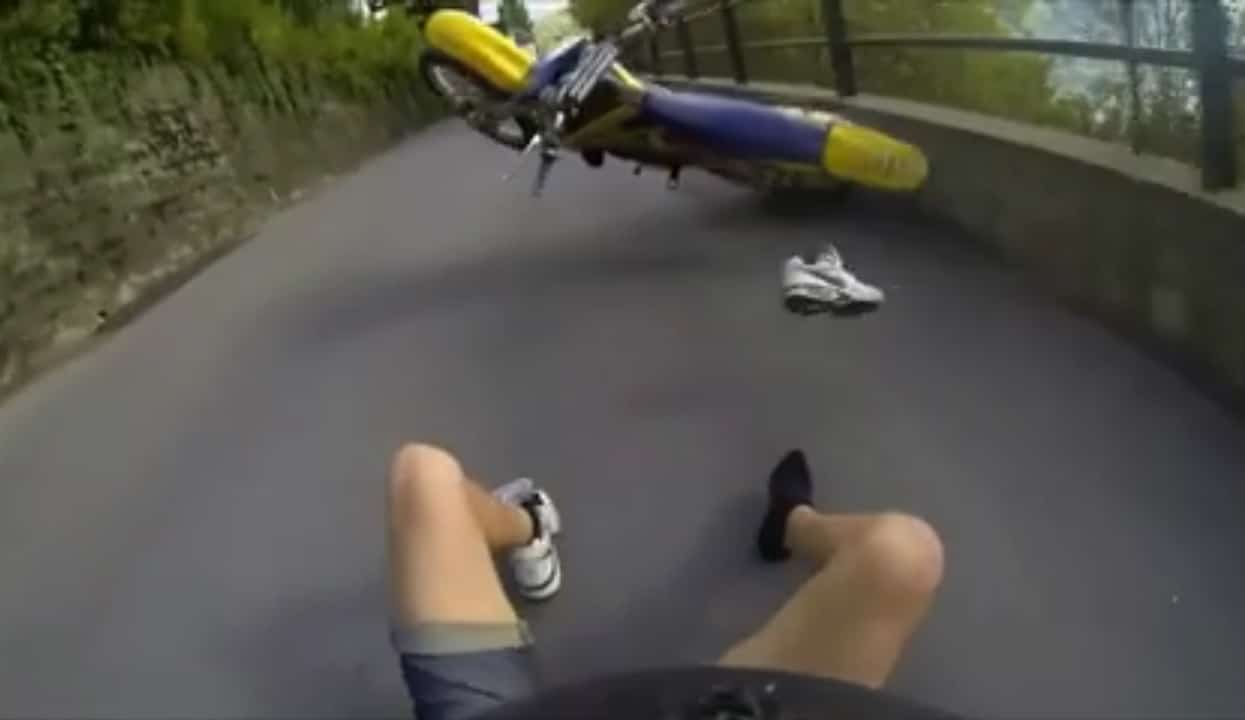 Stunt motocyklowy: Jak jeździć na jednym kole? Na pewno nie tak