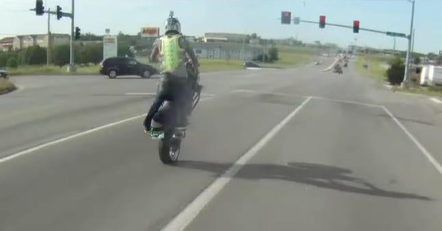 Motocyklowy terror przeradza się w horror – prawie urwana stopa pasażerki!