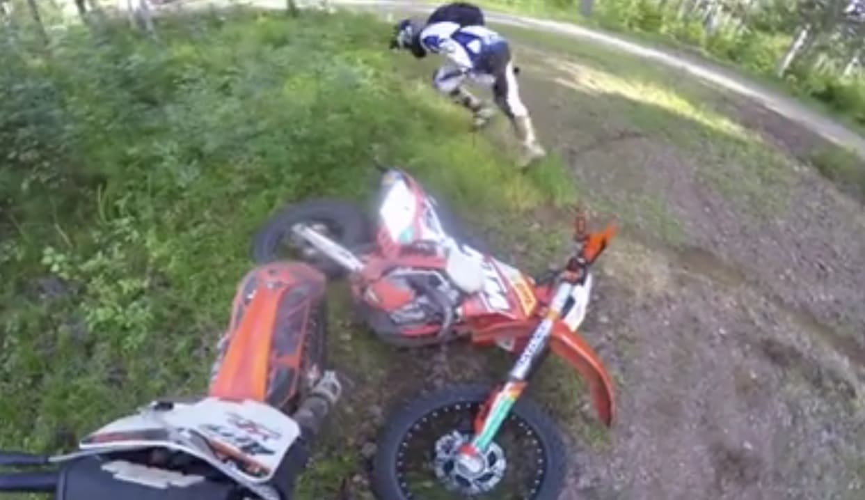 Upadek na motocyklu: Jak podnosić motocykl – na pewno nie tak!