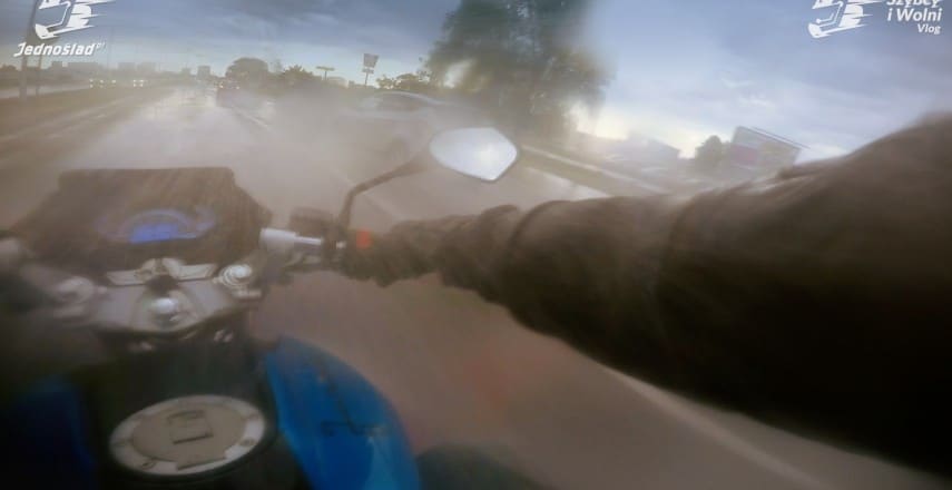Szybka w kasku motocyklowym paruje – jak sobie z tym poradzić