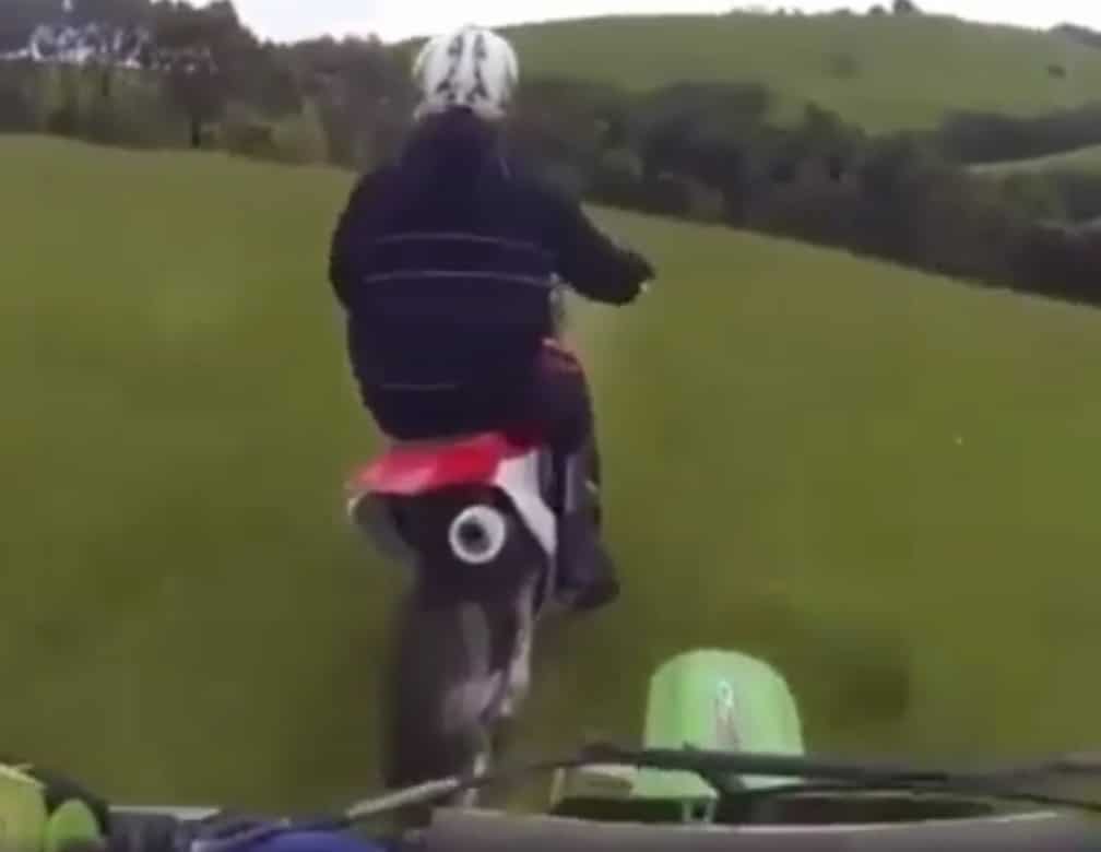 Wypadek motocyklowy w terenie – z kolegą będzie bezpieczniej mówili…