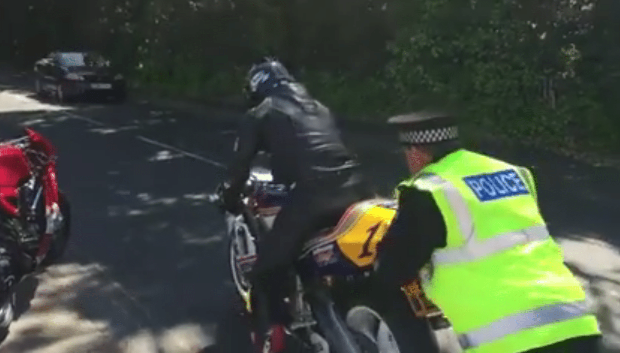 Dobry policjant pomaga uruchomić motocykl