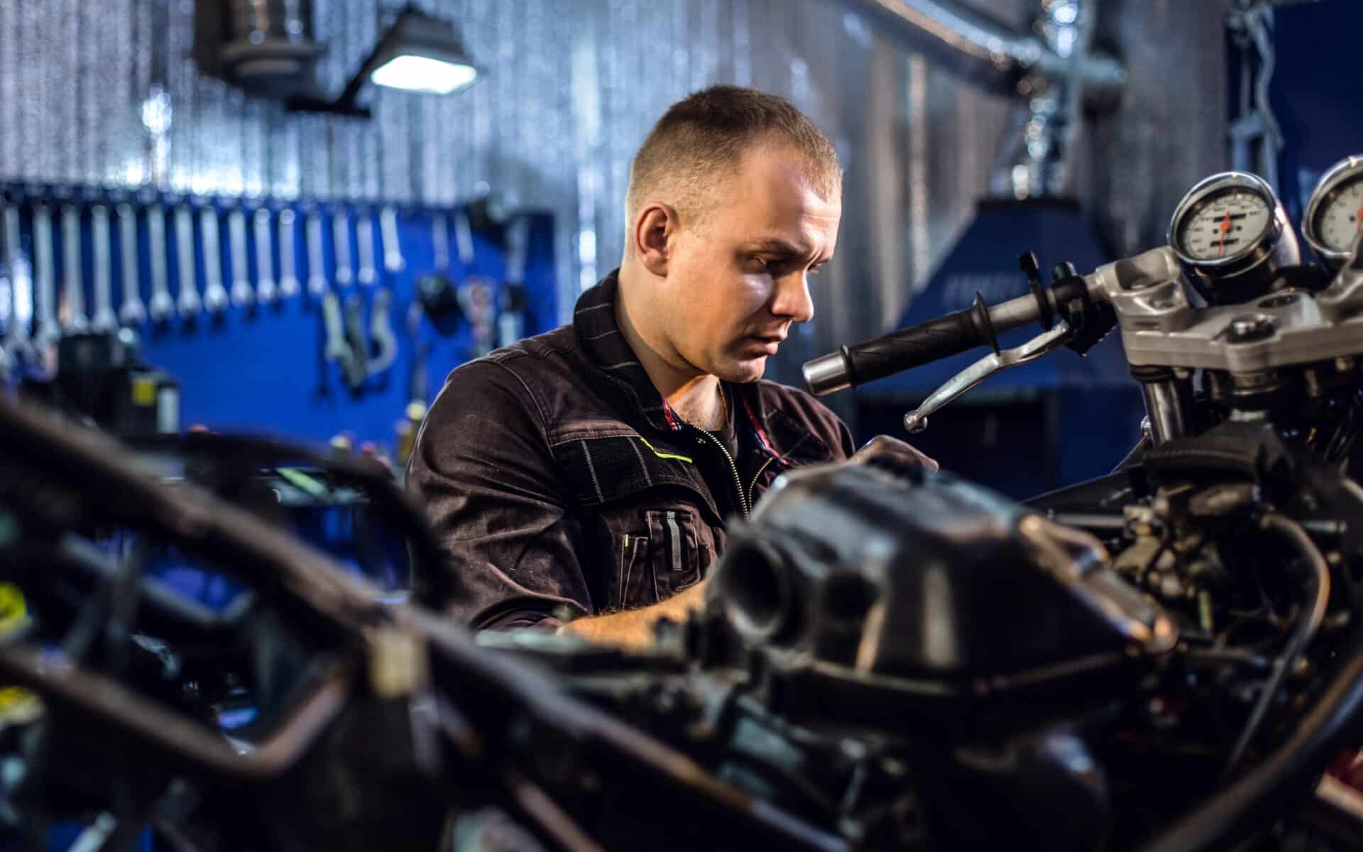 Jaki olej lać do motocykla i skutera? Czy nadaje się olej samochodowy? #2 Mechanik Jednoślad.pl