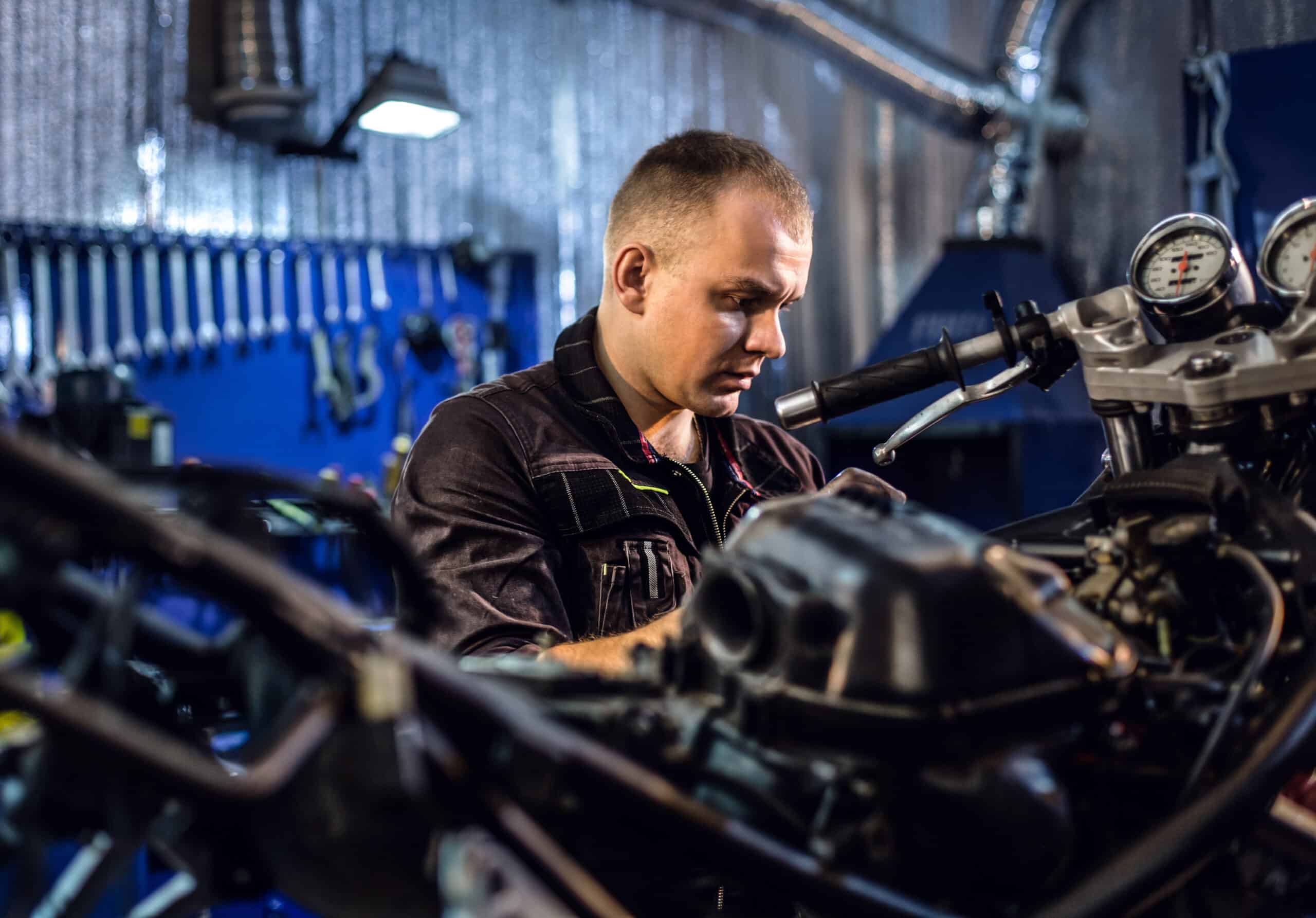 Jaki olej lać do motocykla i skutera? Czy nadaje się olej samochodowy? #2 Mechanik Jednoślad.pl
