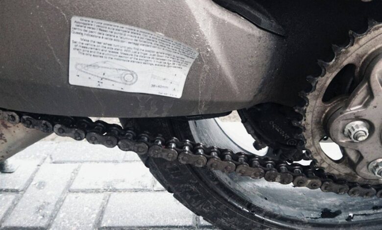 Smarowanie łańcucha w motocyklu: Co ile dokonywać konserwacji napędu?