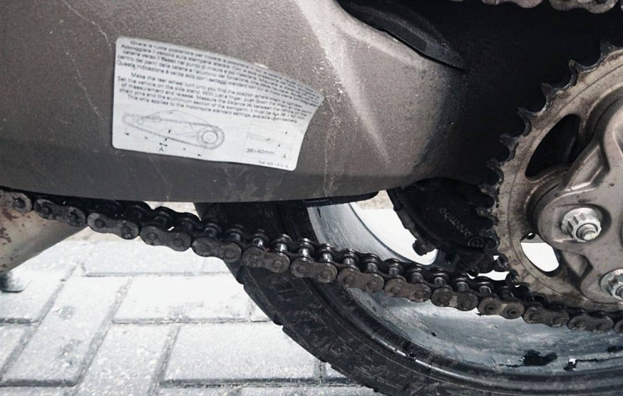 Smarowanie łańcucha w motocyklu: Co ile dokonywać konserwacji napędu?