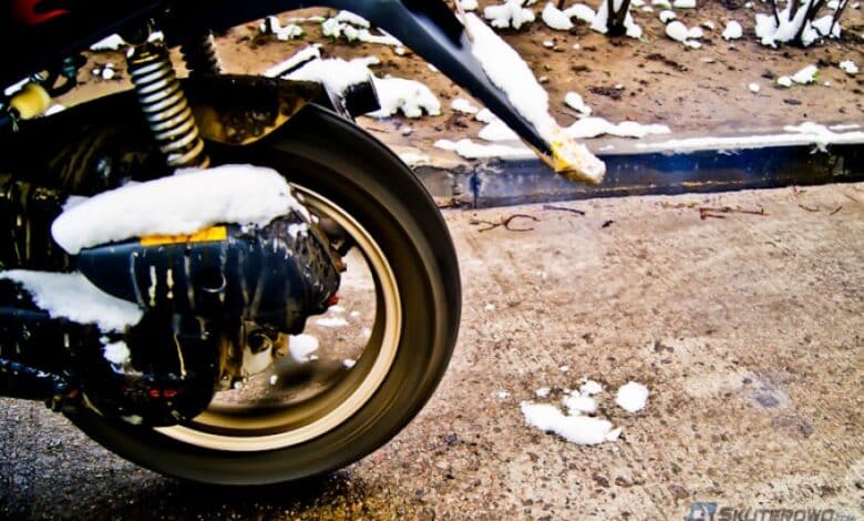 Jazda po soli: Dlaczego jest tak szkodliwa dla motocykla?