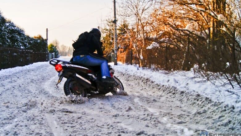 Jazda zimą: motocyklem czy skuterem?