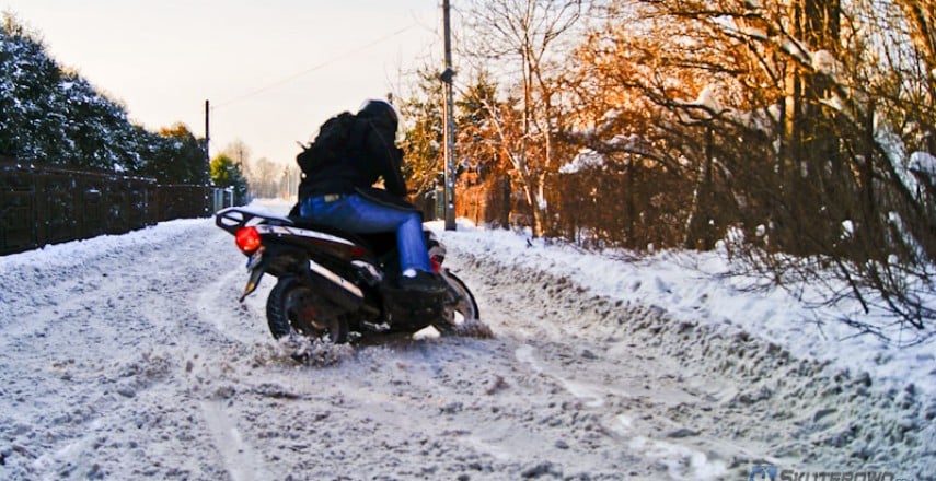 Jazda zimą: motocyklem czy skuterem?
