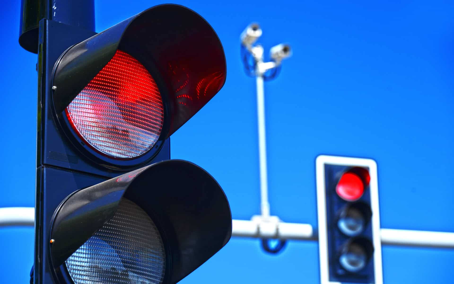 Mandat za „czerwone światło”. Grzywna to najmniejszy problem. Dlaczego nie warto ignorować sygnalizacji