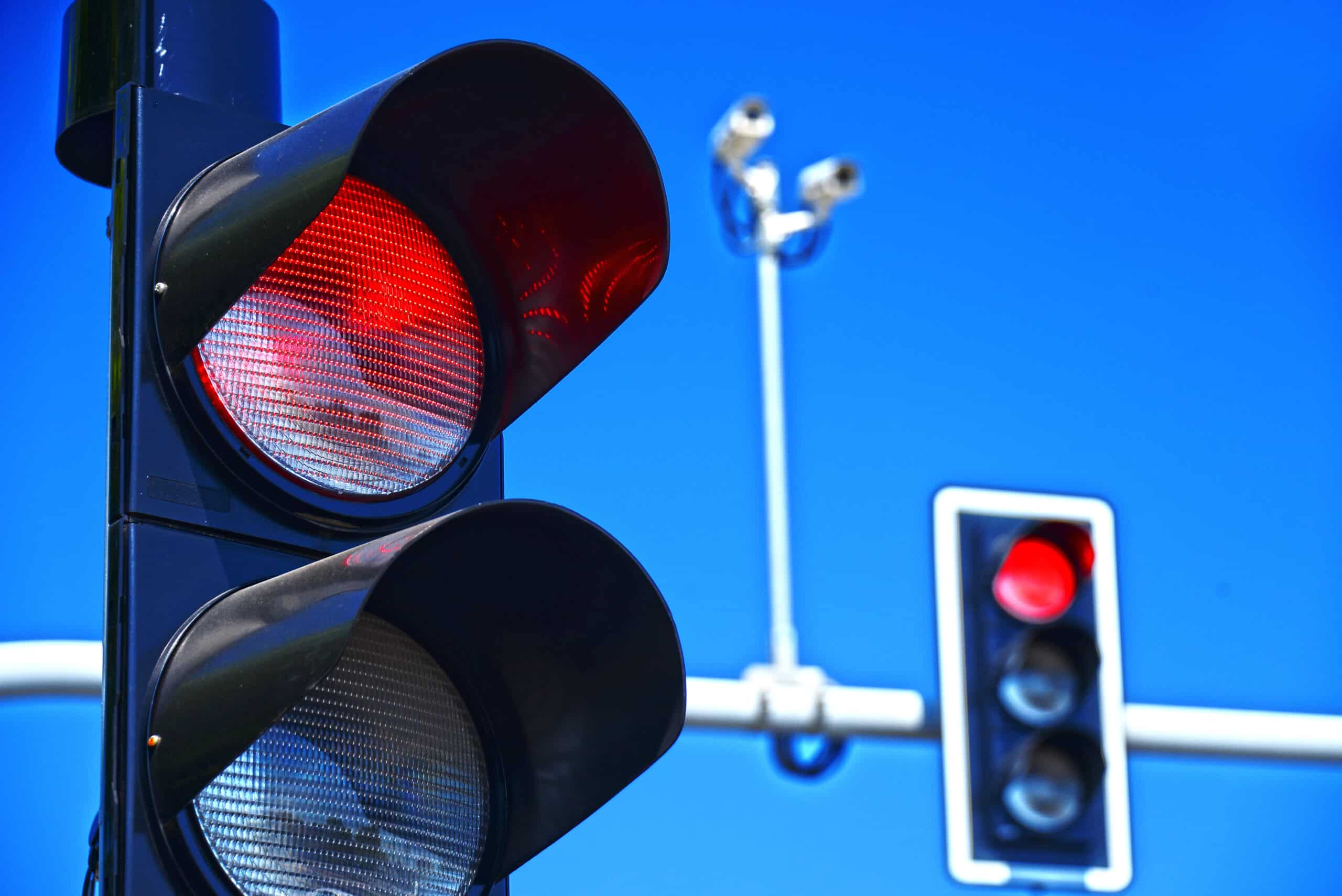 Mandat za „czerwone światło”. Grzywna to najmniejszy problem. Dlaczego nie warto ignorować sygnalizacji