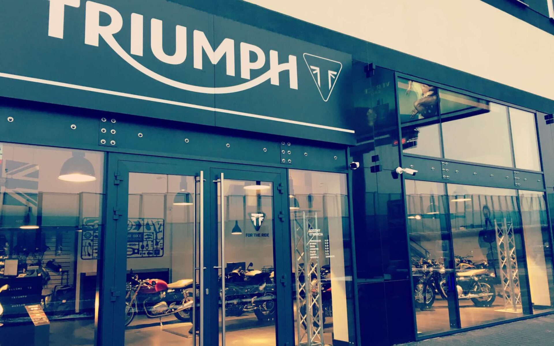 Almot: „Planujemy intensywny rozwój własnej sieci sprzedaży motocykli Triumph”