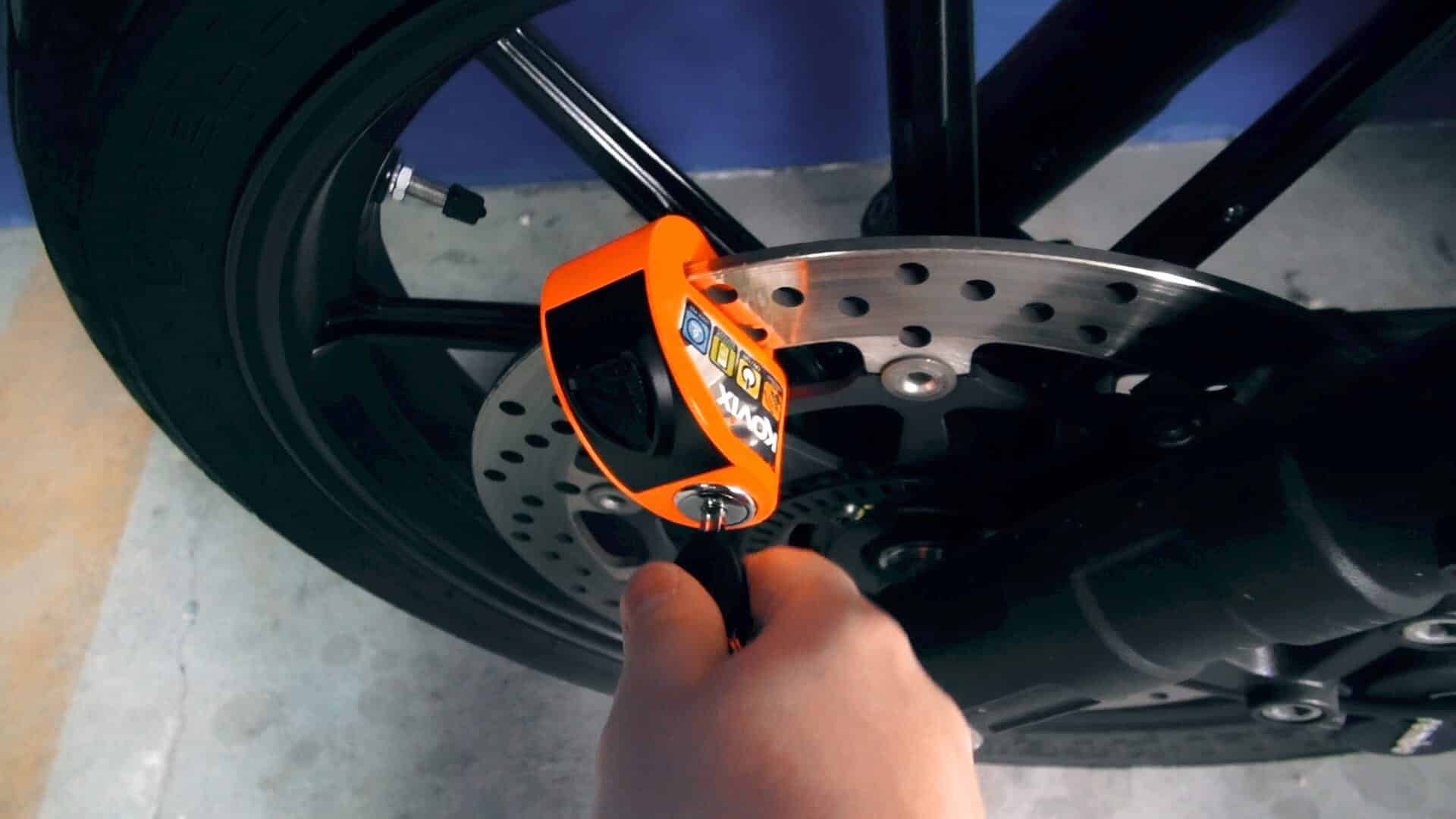 Jak zabezpieczyć motocykl przed kradzieżą? Jak działa blokada z alarmem?